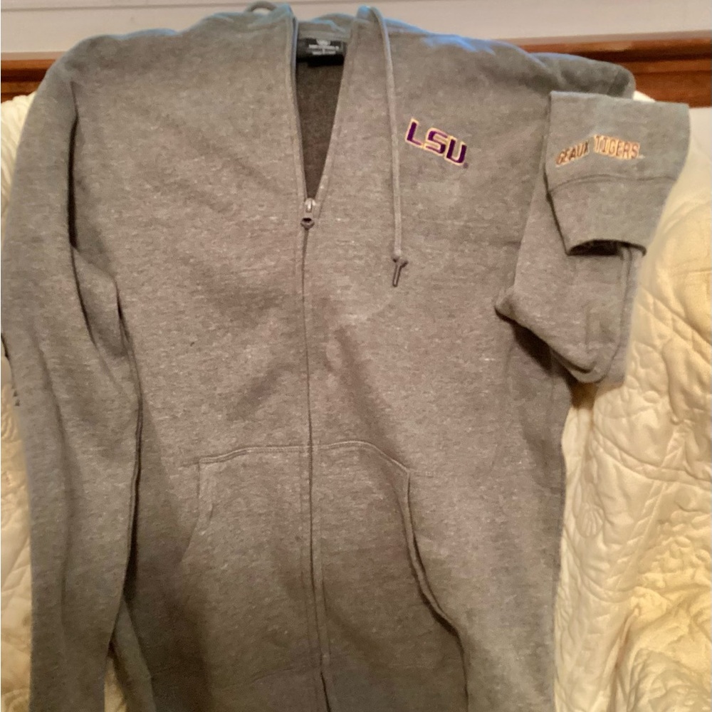 LSU GRAY HOODIE SIZE LARGE. IN VERY GOOD CONDITION.